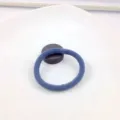 Detail van blauwe haarelastiek, eenvoudige elastische haarband voor dagelijks kapsel gebruik. - Denim Blauw