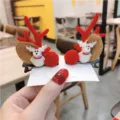Detalle de pinces para el cabello de reno navideño con bonitos cuernos de peluche y ciervo. - Vaca