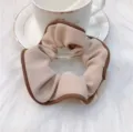 Fascia per capelli in tessuto beige con bordo marrone stile coreano, accessorio elastico morbido. - Accessori con bordo caffè chiaro