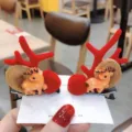 Bonitos pasadores de pelo de reno navideño con astas rojas y pompones para fiestas. - Ciervo