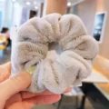 Morbido scrunchie in peluche beige soffice stile invernale, elastico per capelli accogliente. - Kaki