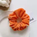 Oranje fluwelen haarscrunchie voor dames en meisjes, zacht haaraccessoire in de winter. - Oranje