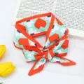 Chique geometrische hartprint zijden haarscarf, elegante oranje gerande twilly detail. - Oranje hartvormige zijden sjaals
