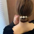 Parel haar knot maker luie styling tool achterkant hoofd elegante haaraccessoire detail - Elegante witte parel knotjesmaker