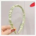 Lichtgroene satin gerimpelde haarband voor dames, stijlvolle geplooide haarhoofdband, zoet accessoire. - Bonengroen