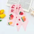 Roze aardbei print lang haar lint sjaal, schattig esthetisch haaraccessoire detail. - Roze aardbei zijden sjaals