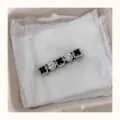 Dettaglio della molletta per capelli a trifoglio in strass, elegante accessorio nero. - Becco d'Anatra Francese / Nero Pieno Diamante