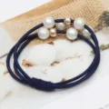 Elegante donkerblauwe haarband met witte kunstparels en metalen kralen, duurzaam elastiek. - Marineblauw