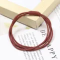 Vista dettagliata dell'elastico per capelli marrone a più fili con nodo fatto a mano. - Confezione da 4 / Rosso Acero