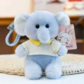 Schattige blauwe olifant pluche speelgoed sleutelhanger met gele kraag, zachte hanger. - Olifant