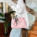 Rosa Korduroy Erdbeermuster Tote Bag Detailansicht, schicke lässige Umhängetasche mit Print. - Rosa Erdbeere