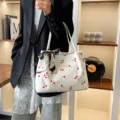 Weißer Kord Shopper Tasche für Damen mit süßem Kirschmuster, geflochtenem Griff und Tuch. - Weiße Kirsche