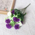 Gedetailleerd overzicht van kunstmatige anjerboeket met paarse en witte bloemen voor thuis. - Paars