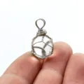 Handgemachte drahtgewickelte klare Kristallkugel Stein Anhänger Nahaufnahme Detailansicht Schmuck. - Einzelner Anhänger (12mm Packung) / Gold Transparentes Weiß
