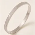 Edelstahl silberne Armreif Armspange mit gestreifter Textur und gravierten Herzen. - Gestreifter Herz Stil / Stahlfarben