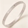 Elegantes Edelstahl Armband mit Streifen Herz und Kristallen Luxus Damenschmuck Schmuck - Gestreifter Herz Strass Stil / Stahlfarben