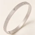 Edler Silber Edelstahl Armreif mit Streifen Textur und funkelnden Zirkonia Steinen Damen. - Gestreifter Zehn Strass Stil / Stahlfarben