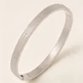 Edler Edelstahl Armreif fuer Damen minimalistischer Schmuck glänzendes Design Geschenk - Gestreifter Kreuz Stil / Stahlfarben