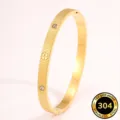 Vergoldeter Armreif aus Titanstahl mit feinen Streifen, funkelnden Kristallen und Kreuz-Dekor. - Gestreifter Kreuz Stil / Gold