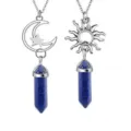 Nahaufnahme Detailansicht von Sonne und Mond Kristall sechseckige Säule Anhänger Set. - Lapislazuli-Stil (Set) / Blau
