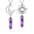 Detailansicht der Kristall Sechseck Säule Anhänger Halsketten mit Sonne und Mond. - Amethyst-Stil (Set) / Lila