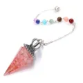 Detailansicht des Kristallharz sechseckigen Kegel Pendelhaengers mit rosa Steinen und Chakra Perlen. - Kronen-Harz-Hexagonalpyramiden mit Sieben-Perlen-Ketten / Roter Jaspis