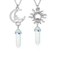 Silbernes Paar Halsketten Set mit Sonne Mond Anhängern und Sechseck Kristall Steinen. - Opal-Stil (Set) / Weiß