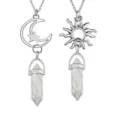 Dettaglio della collana con ciondolo in cristallo sole luna e pilastri di pietra bianca. - Stile Turchese Bianco (Set) / Bianco