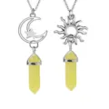 Dettaglio ravvicinato di collane di coppia con pendenti in cristallo esagonale sole luna. - Stile Topazio (Set) / Giallo