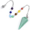 Detailansicht des Naturkristall Sechseck Kegel Pendel Anhängers mit bunten Chakra Perlen. - Großer Aventurin-Stil / 35mmx21mm mit 7 Perlen Kette