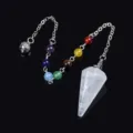 Detailaufnahme des natürlichen Bergkristall-Hexagon-Pendels mit sieben Chakra-Perlen. - Kleiner Bergkristall-Stil / 21mmx14mm mit 7 Perlen Kette