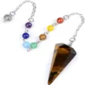 Natürlicher Tigerauge Kristall Sechseckiger Kegel Pendel mit Bunten Chakra Perlen Halskette - Kleiner Tigerauge-Stil / 21mmx14mm mit 7 Perlen Kette