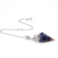 Detailansicht des Kristallsplitter Sechskantkegel Pendelanhängers mit filigraner Blattkette. - Anhänger Ohne Kette (Lapislazuli) / Harz-Hexagonalprisma mit Blattkappe & Blütenhalterkette