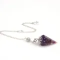 Amethyst Kristall Harz Sechseck Kegel Pendel Anhänger mit Kette detailaufnahme nahansicht. - Anhänger Ohne Kette (Amethyst) / Harz-Hexagonalprisma mit Blattkappe & Blütenhalterkette