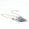 Detaillierte Nahaufnahme des sechseckigen Kristall-Pendelanhängers mit feiner Kupferdrahtwicklung. - Anhänger Ohne Kette (Opal) / Harz-Hexagonalprisma mit Blattkappe & Blütenhalterkette
