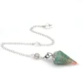 Nahaufnahme des grünen Kristallharz Sechseck Kegel Pendelanhängers mit einer Metallkette. - Anhänger Ohne Kette (Grüner Aventurin) / Harz-Hexagonalprisma mit Blattkappe & Blütenhalterkette