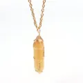 Nahaufnahme des handgefertigten gelben Kristall Sechseck Säule Anhänger mit Golddraht Kette. - Gold & Topas