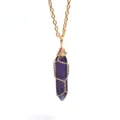 Nahaufnahme der handgefertigten drahtgewickelten lila Kristall Edelstein Halskette. - Gold & Transparentes Violett