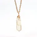 Handgefertigte drahtgewickelte sechseckige Kristallstein-Anhänger Halskette mit Goldkette. - Gold Opalglas