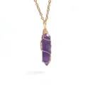 Detailansicht der handgefertigten drahtgewickelten lila Amethyst Kristall Halskette mit Anhänger. - Gold Amethyst