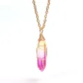 Handgefertigte drahtgewickelte Farbverlauf Kristall Anhänger Kette Detail Nahaufnahme - Gold mit Gelb, Weiß, Violett & Rot