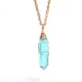 Handgefertigte drahtummantelte blaue Sechskant-Kristallanhänger Goldkette Detailansicht. - Gold & Transparentes Hellblau