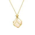 Goldfarbene Kette geometrischer Käfig Anhänger Halskette mit natürlichem rosa Kristallstein. - Netzbeutel-Anhänger im Bambus-Stil / Goldener Netzbeutel mit Bergkristall