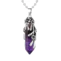 Nahaufnahme des violetten Kristall-Sechskantsäulen-Anhängers mit silberner Blumenmetallkappe. - Doppelte Pflaumenblüte Hexagonale Punkt Halskette (Kettenstil) / Amethyst