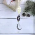 Handgemaakte ruwe kristallen hangende decoratie met amethyst en metalen maan hanger voor auto thuis. - Gebroken wit koord + citrien + amethist
