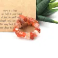 Natürlicher Edelstein Kristall Chip elastischer Ring Handgemachte unregelmäßige Perle Schmuck - Roter Achat