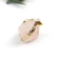 Detailansicht roher Rosenquarz Kristall Anhänger, natürlicher rosa Edelstein Goldrand. - Rosenquarz