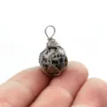 Handgemachter drahtgewickelter runder Naturstein Kristall Anhänger Detail Nahaufnahme Schmuck - Einzelner Anhänger (12mm Packung) / Gepunkteter Stein