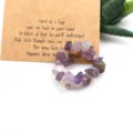 Detailaufnahme des natürlichen Amethyst-Splitterrings, handgefertigter Kristallschmuck. - Amethyst