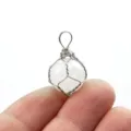 Nahaufnahme Detail des handgemachten drahtgewickelten Naturkristall runden Steinanhängers. - Einzelner Anhänger (12mm Packung) / Silber Weißer Kristall